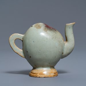 Une théière miniature en forme de pêche en porcelaine de Chine à émail junyao, Kangxi/Qianlong — photo 2