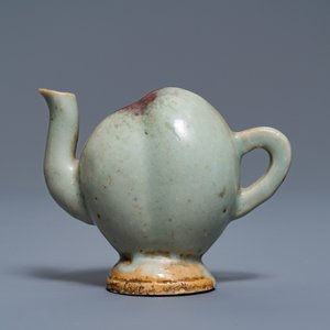 Une théière miniature en forme de pêche en porcelaine de Chine à émail junyao, Kangxi/Qianlong — photo 4