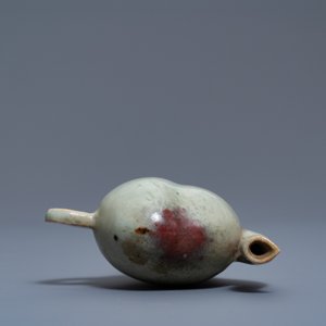 Une théière miniature en forme de pêche en porcelaine de Chine à émail junyao, Kangxi/Qianlong — photo 6