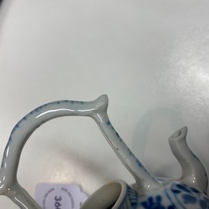 Une théière miniature en porcelaine de Chine en bleu et blanc, Kangxi — photo 11