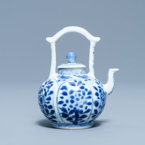 Une théière miniature en porcelaine de Chine en bleu et blanc, Kangxi — photo 4