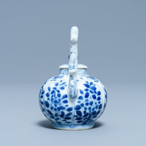 Une théière miniature en porcelaine de Chine en bleu et blanc, Kangxi — photo 5