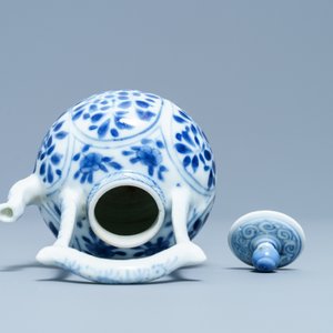 Une théière miniature en porcelaine de Chine en bleu et blanc, Kangxi — photo 6