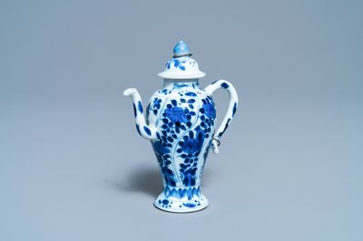 Une théière miniature en porcelaine de Chine en bleu et blanc, Kangxi