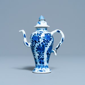 Une théière miniature en porcelaine de Chine en bleu et blanc, Kangxi — photo 2