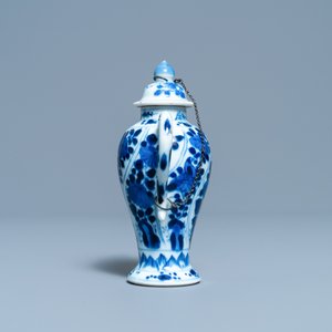 Une théière miniature en porcelaine de Chine en bleu et blanc, Kangxi — photo 3