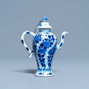 Une théière miniature en porcelaine de Chine en bleu et blanc, Kangxi — photo 4