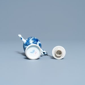 Une théière miniature en porcelaine de Chine en bleu et blanc, Kangxi — photo 7