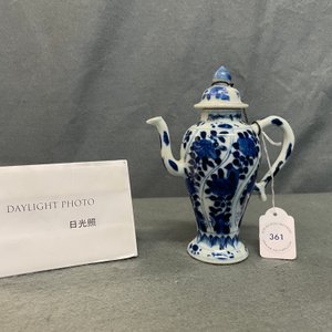 Une théière miniature en porcelaine de Chine en bleu et blanc, Kangxi — photo 8