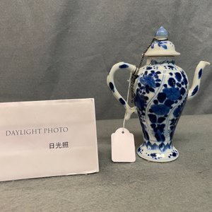 Une théière miniature en porcelaine de Chine en bleu et blanc, Kangxi — photo 9