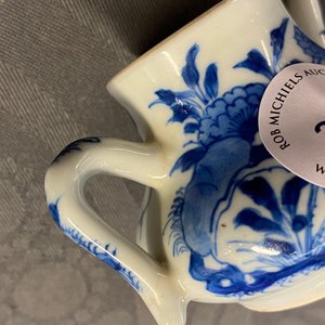 Une théière miniature en porcelaine de Chine en bleu et blanc, marque de Chenghua, Kangxi — photo 12