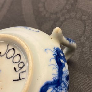 Une théière miniature en porcelaine de Chine en bleu et blanc, marque de Chenghua, Kangxi — photo 13