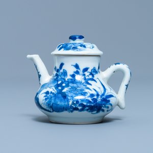 Une théière miniature en porcelaine de Chine en bleu et blanc, marque de Chenghua, Kangxi — photo 2