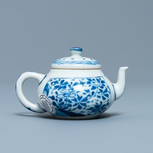 Une théière miniature en porcelaine de Chine en bleu et blanc, marque Yu, Kangxi — photo 4