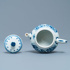 Une théière miniature en porcelaine de Chine en bleu et blanc, marque Yu, Kangxi — photo 6