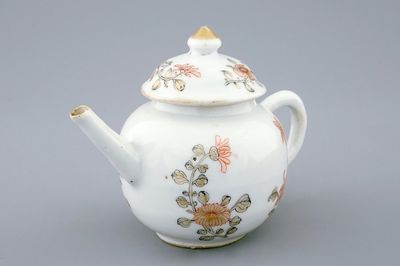 Une théière miniature en porcelaine de Chine grisaille et doré, Qianlong, 18ème