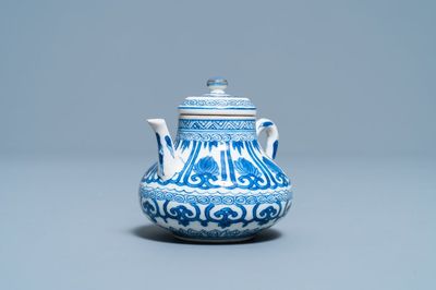 Une théière miniature en porcelaine de Chine pâte tendre en bleu et blanc, Kangxi