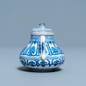 Une théière miniature en porcelaine de Chine pâte tendre en bleu et blanc, Kangxi — photo 3