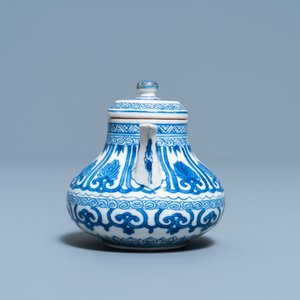 Une théière miniature en porcelaine de Chine pâte tendre en bleu et blanc, Kangxi — photo 5