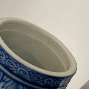 Une théière miniature en porcelaine de Chine pâte tendre en bleu et blanc, Kangxi — photo 14