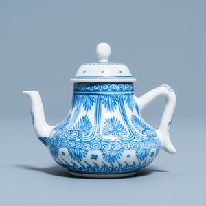Une théière miniature en porcelaine de Chine pâte tendre en bleu et blanc, Kangxi — photo 2