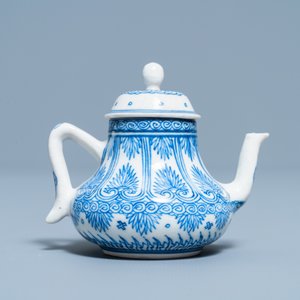 Une théière miniature en porcelaine de Chine pâte tendre en bleu et blanc, Kangxi — photo 4