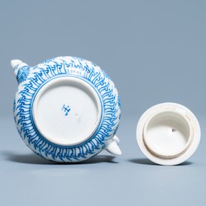 Une théière miniature en porcelaine de Chine pâte tendre en bleu et blanc, Kangxi — photo 6