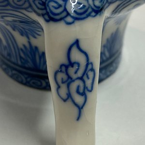 Une théière miniature en porcelaine de Chine pâte tendre en bleu et blanc, Kangxi — photo 9