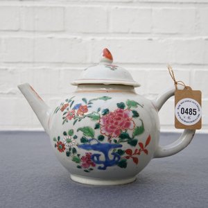 Une théière, neuf tasses et six soucoupes en porcelaine de Chine famille rose, Qianlong — photo 2