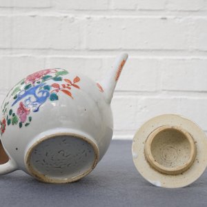 Une théière, neuf tasses et six soucoupes en porcelaine de Chine famille rose, Qianlong — photo 4