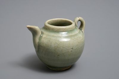 Une théière ou verseuse en porcelaine de Chine céladon, Song/Yuan