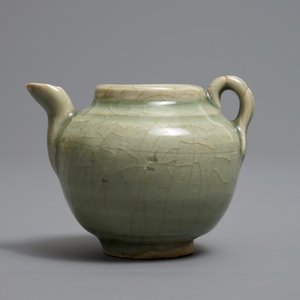 Une théière ou verseuse en porcelaine de Chine céladon, Song/Yuan — photo 2