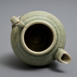 Une théière ou verseuse en porcelaine de Chine céladon, Song/Yuan — photo 6