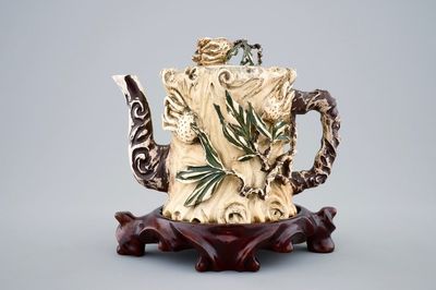 Une théière polychrome en ivoire sculpté, Chine, vers 1900