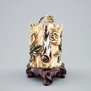 Une théière polychrome en ivoire sculpté, Chine, vers 1900 — photo 2