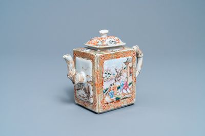 Une théière rectangulaire en porcelaine de Chine famille rose à décor mandarin, Qianlong