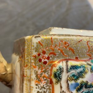 Une théière rectangulaire en porcelaine de Chine famille rose à décor mandarin, Qianlong — photo 9