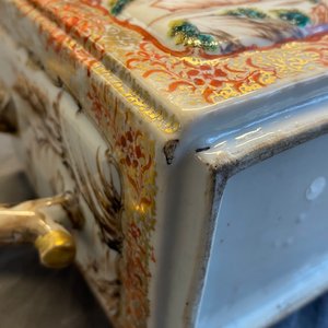 Une théière rectangulaire en porcelaine de Chine famille rose à décor mandarin, Qianlong — photo 10