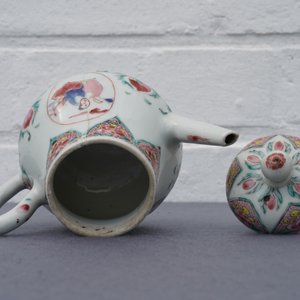 Une théière, six soucoupes et trois tasses en porcelaine de Chine famille rose, Yongzheng/Qianlong — photo 18
