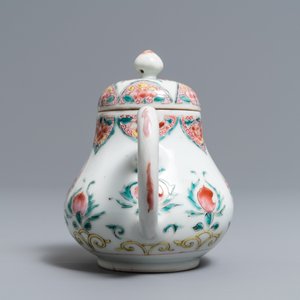 Une théière, six soucoupes et trois tasses en porcelaine de Chine famille rose, Yongzheng/Qianlong — photo 13