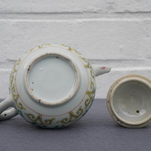 Une théière, six soucoupes et trois tasses en porcelaine de Chine famille rose, Yongzheng/Qianlong — photo 19