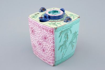 Une théière, son couvercle et son intérieur en grès émaillé de Yixing, Chine, 19ème