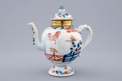 Une théière sur piedouche en porcelaine de Chine de style Imari, Kangxi