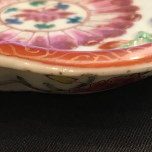 Une théière sur présentoir en porcelaine de Chine famille rose à décor en relief, Yongzheng — photo 18
