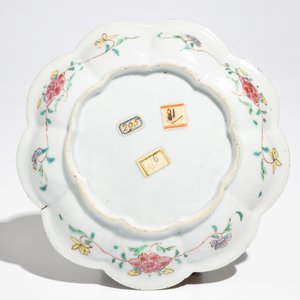 Une théière sur présentoir en porcelaine de Chine famille rose à décor en relief, Yongzheng — photo 3