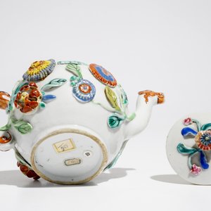 Une théière sur présentoir en porcelaine de Chine famille rose à décor en relief, Yongzheng — photo 8