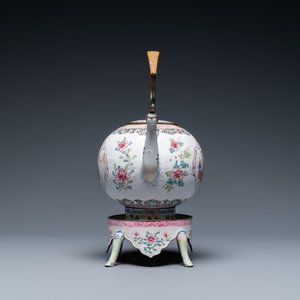Une théière sur rechaud en émaux de Canton, Qianlong — photo 3