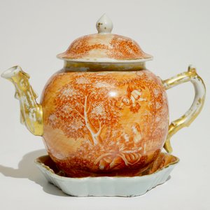 Une théière sur son support en porcelaine de Chine d'exportation à décor romantique, Qianlong — photo 2