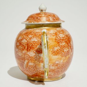 Une théière sur son support en porcelaine de Chine d'exportation à décor romantique, Qianlong — photo 6