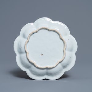 Une théière sur son support en porcelaine de Chine famille rose à décor appliqué, Yongzheng — photo 4